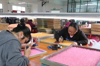 荔波扶貧車間里的“致富玩具” 工人月入破萬，小產品撬動大幸福